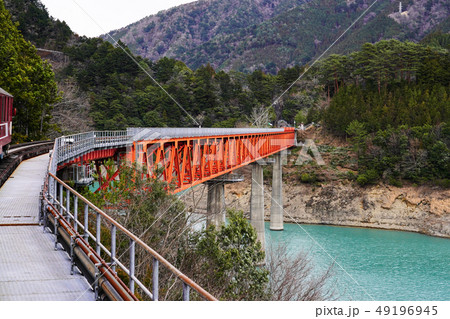 大井川鐵道井川線　奥大井湖上駅に向かうトロッコ列車 49196945