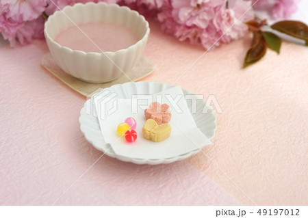 桜ラテと干菓子 49197012