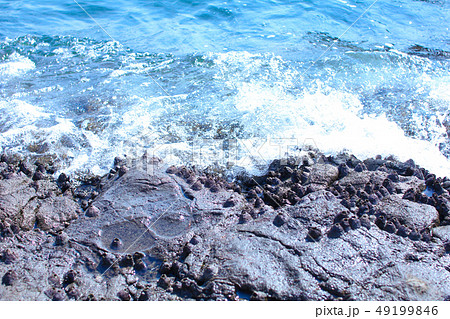 江ノ島の波と水しぶき 49199846