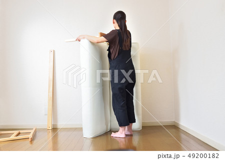 ソファを組み立て、分解する女性 ソファを組み立て、分解する女性 49200182