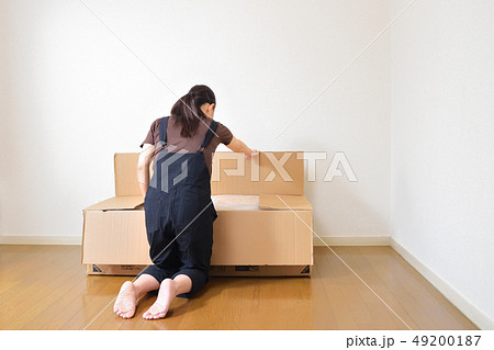 購入したものを開封する女性 49200187