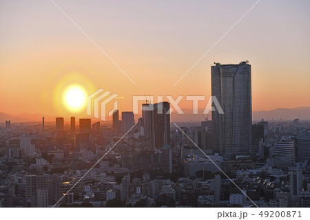 日本の東京都市景観　富士山と夕陽に映える六本木ヒルズや渋谷の超高層ビル群を望む 49200871