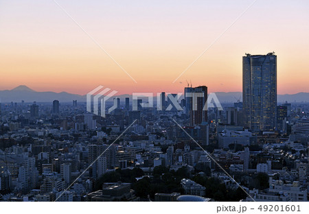 日本の東京都市景観　富士山と夕焼けに映える六本木ヒルズや渋谷の超高層ビル群を望む 49201601