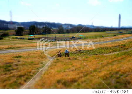 ミニチュアジオラマ風写真 多摩川河川敷の草野球場 ミニチュアジオラマ風写真 多摩川河川敷の草野球場 49202581