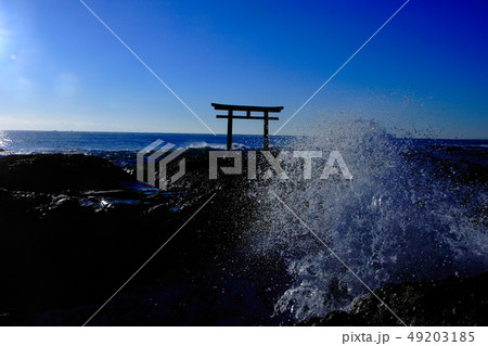 波をかぶる茨城県大洗磯前神社神磯の鳥居 波をかぶる茨城県大洗磯前神社神磯の鳥居 49203185