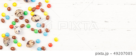 Easter frame with chocolate eggs, colorful candies Easter frame with chocolate eggs, colorful candies 49207085