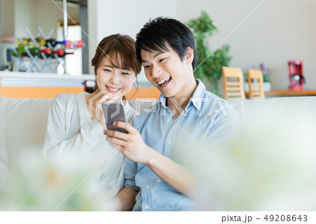 ライフスタイル  カップル　スマホ 49208643