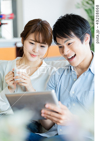 ライフスタイル  カップル　タブレット 49208668
