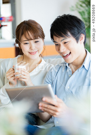 ライフスタイル  カップル　タブレット 49208669