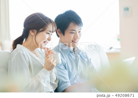 ライフスタイル  カップル　タブレット 49208671