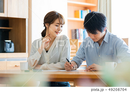 ライフスタイル  カップル　婚姻届 49208704