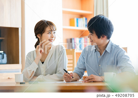 ライフスタイル  カップル　婚姻届 49208705