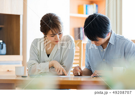 ライフスタイル  カップル　婚姻届 49208707