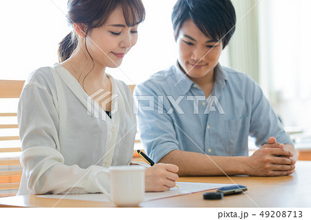 ライフスタイル  カップル　婚姻届 49208713