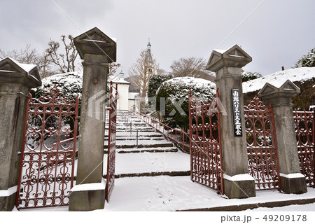 早春三月の雪の朝の北海道函館市元町ハリストス正教会の風景を撮影 49209178