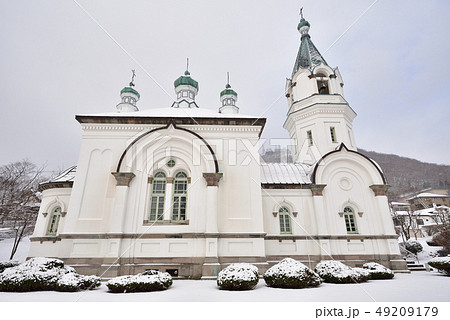 早春三月の雪の朝の北海道函館市元町ハリストス正教会の風景を撮影 49209179