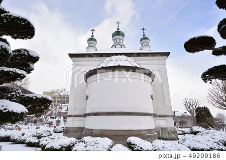 早春三月の雪の朝の北海道函館市元町ハリストス正教会の風景を撮影 49209186