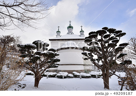 早春三月の雪の朝の北海道函館市元町ハリストス正教会の風景を撮影 49209187