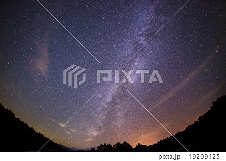 【長野県 開田高原】天の川と流れ星と満天の星空 【長野県 開田高原】天の川と流れ星と満天の星空 49209425