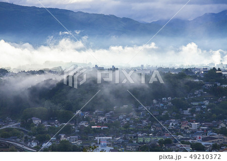 河岸段丘の街の朝もや 河岸段丘の街の朝もや 49210372
