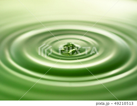 グリーンの水滴と波紋 49210513