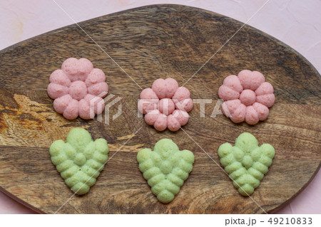 Flower cookies on a wooden board on a pink 49210833