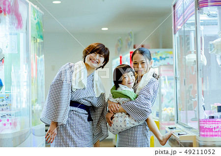 温泉地 ゲームセンター 浴衣 友人 子供 温泉地 ゲームセンター 浴衣 友人 子供 49211052