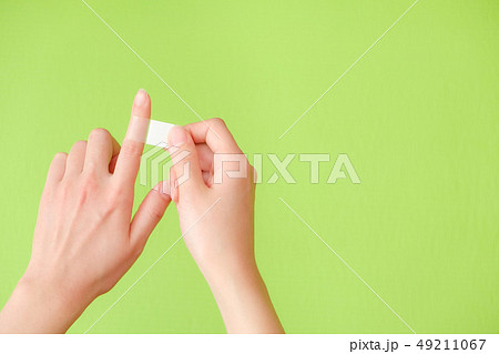 写真素材：ばんそうこうを貼る手　絆創膏　傷　処置 49211067