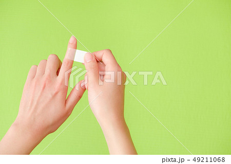 写真素材：ばんそうこうを貼る手　絆創膏　傷　処置 49211068