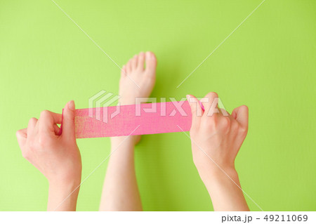 写真素材：テーピング　テープ　怪我　治療　フィットネス 49211069