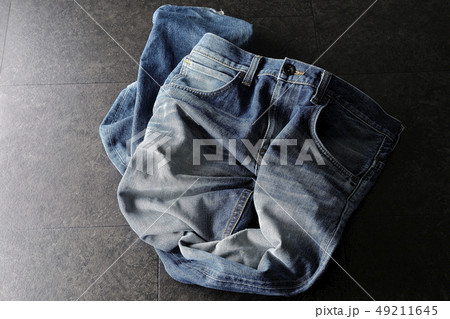 脱ぎっぱなしのジーンズ 49211645