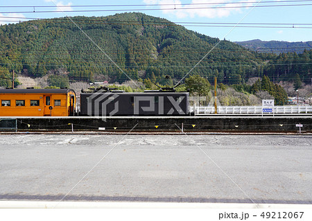 大井川鐵道　千頭駅に停車中のE10形電気機関車 49212067