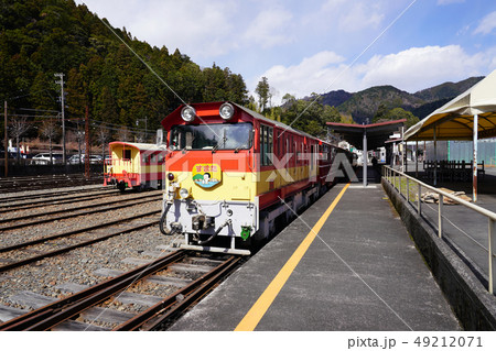 大井川鐵道井川線　千頭駅に停車中のトロッコ列車 49212071
