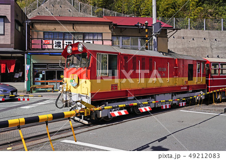 大井川鐵道井川線 千頭駅の踏切を通過するトロッコ列車 大井川鐵道井川線 千頭駅の踏切を通過するトロッコ列車 49212083