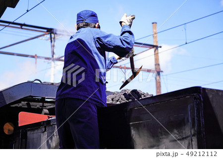 大井川鐵道　SL列車に石炭を積む機関士さん 49212112