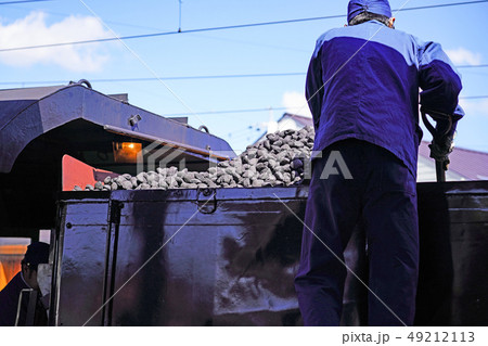 大井川鐵道 SL列車に石炭を積む機関士さん 大井川鐵道 SL列車に石炭を積む機関士さん 49212113