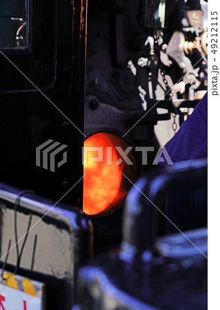 大井川鐵道　SLの機関室の火室の炎 49212115