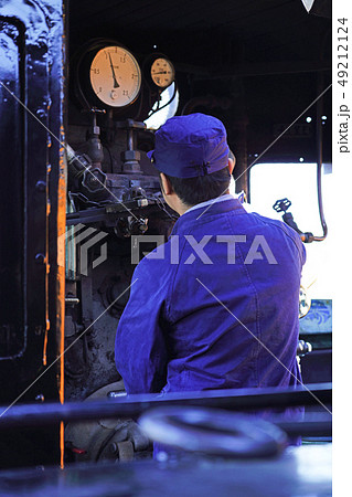 大井川鐵道　SLの発車準備をする機関士さん 49212124