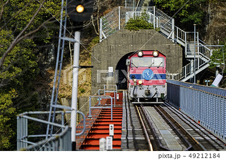 大井川鐵道井川線 奥大井湖上駅に到着するトロッコ列車 大井川鐵道井川線 奥大井湖上駅に到着するトロッコ列車 49212184