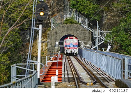 大井川鐵道井川線　奥大井湖上駅に到着するトロッコ列車 49212187