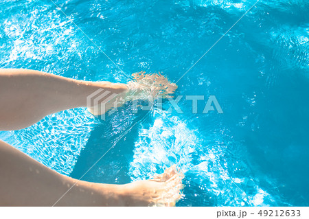 プール　女性 49212633