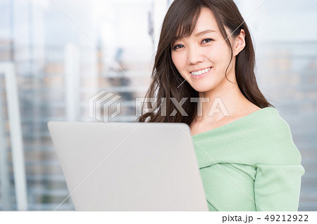部屋でラップトップコンピューターを見る女性 49212922