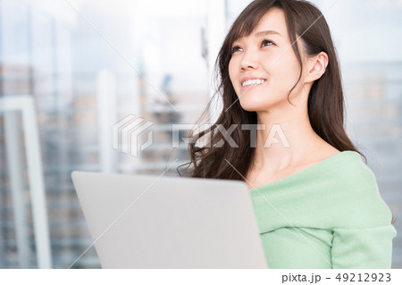 部屋でラップトップコンピューターを見る女性 49212923