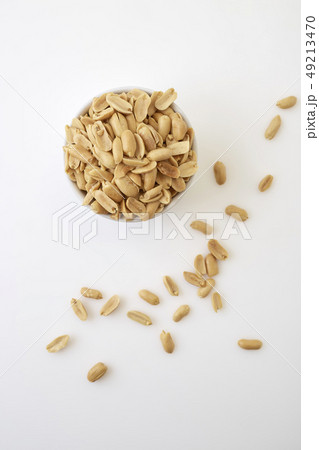 Roasted peanuts and salt in a bowl 49213470
