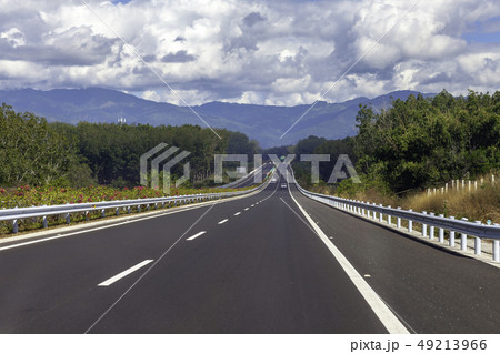 高速　スピード　覆面　パトカー　煽り　運転　交通　違反　渋滞　帰省　ゴールデン　お盆　罰金　サービス 49213966