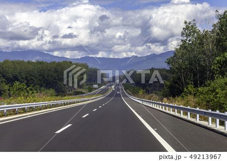 高速 スピード 覆面 パトカー 煽り 運転 交通 違反 渋滞 帰省 ゴールデン お盆 罰金 サービスの写真素材