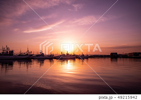 夕暮れの港 停泊する漁船 綺麗な夕焼け空の写真素材 [49215942] - PIXTA