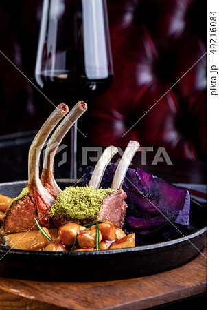 Close up of lamb chops with vegetables with a sauce of caramel, pepper and spices in a restaurant 49216084