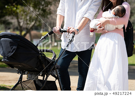 ベビーカー　家族　赤ちゃん　公園　散歩　子育て 49217224