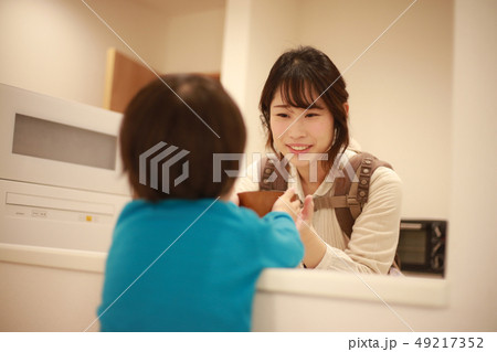 食事の準備をする親子 49217352